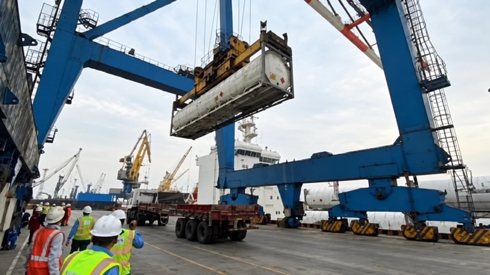 Lifting operation at the terminal